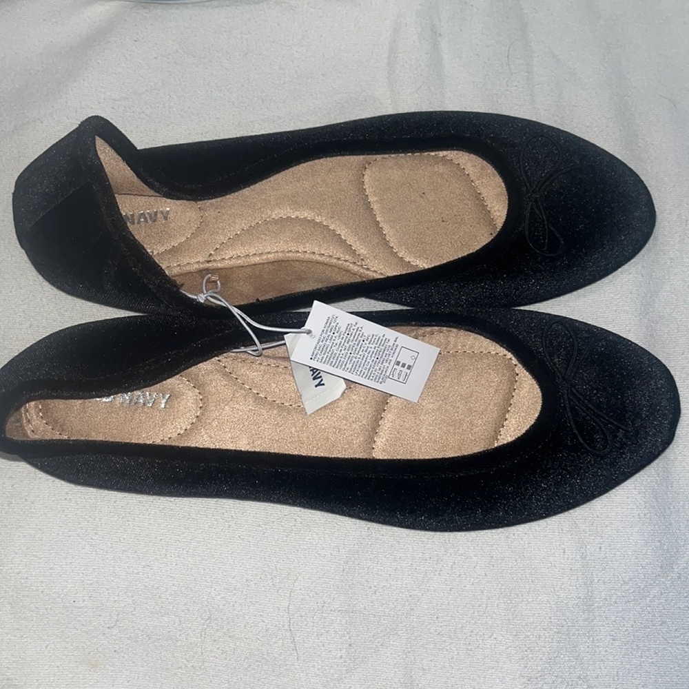 Old Navy. Black Velvet ballet flat with bow.